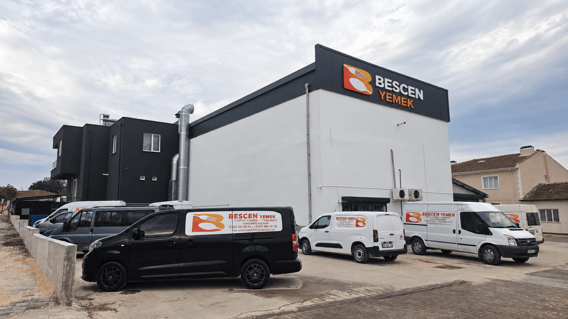 Beşcen Yemek üretim tesisi ve servis araçları