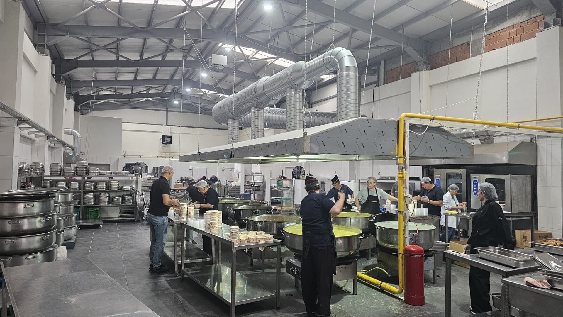 Beşcen Yemek üretim mutfağında çalışan ekip